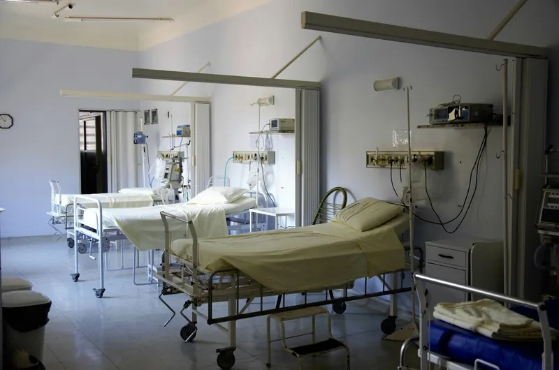 Habitación de hospitalización dotada con camas y equipos