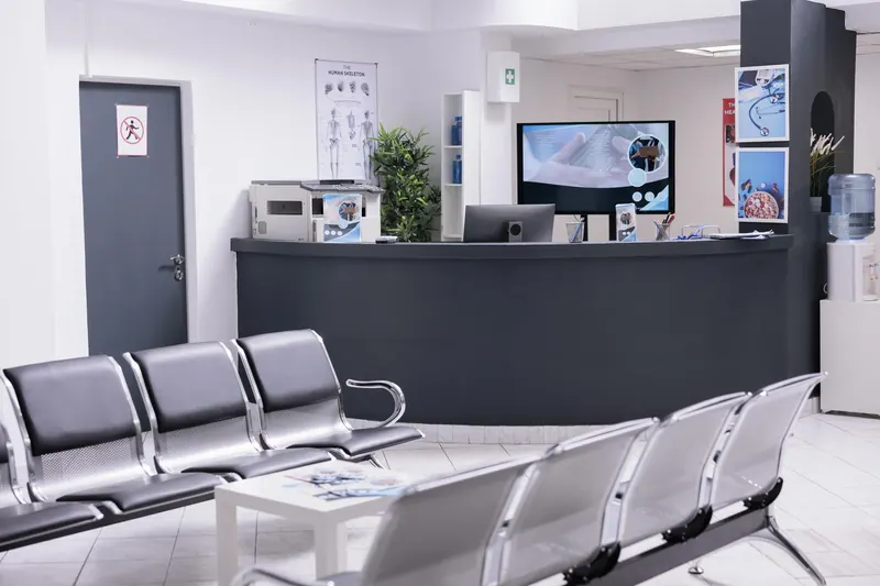 Sala de espera y recepción de una institución de salud