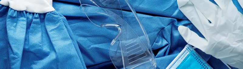 Bata quirúrgica, gafas de seguridad, guantes y tapabocas